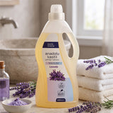 Anadolu Kastil Çamaşır Sabunu 3000 ml lavanta, beyaz havlular ve lavanta dallarıyla