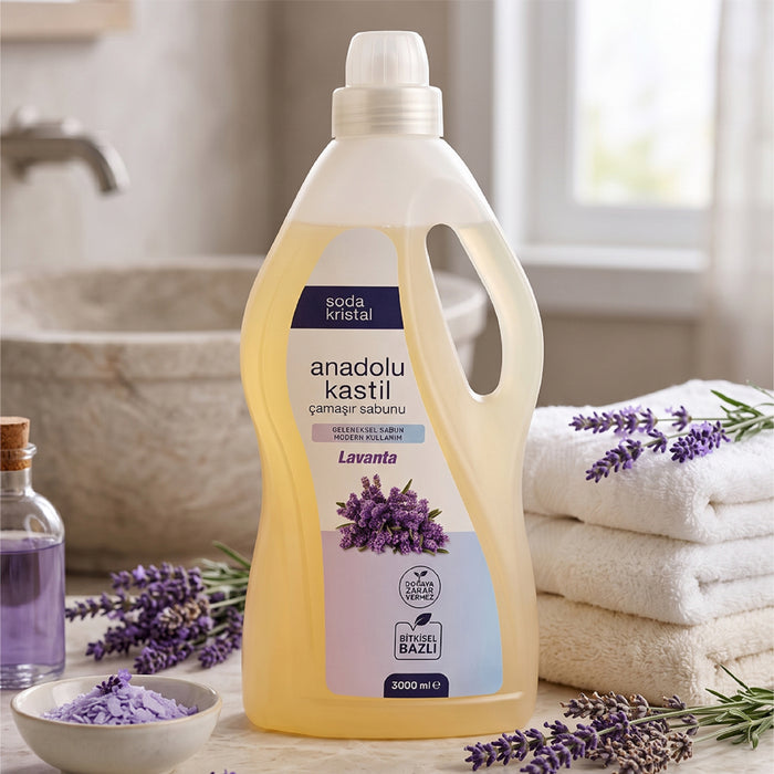 Anadolu Kastil Çamaşır Sabunu 3000 ml lavanta, beyaz havlular ve lavanta dallarıyla