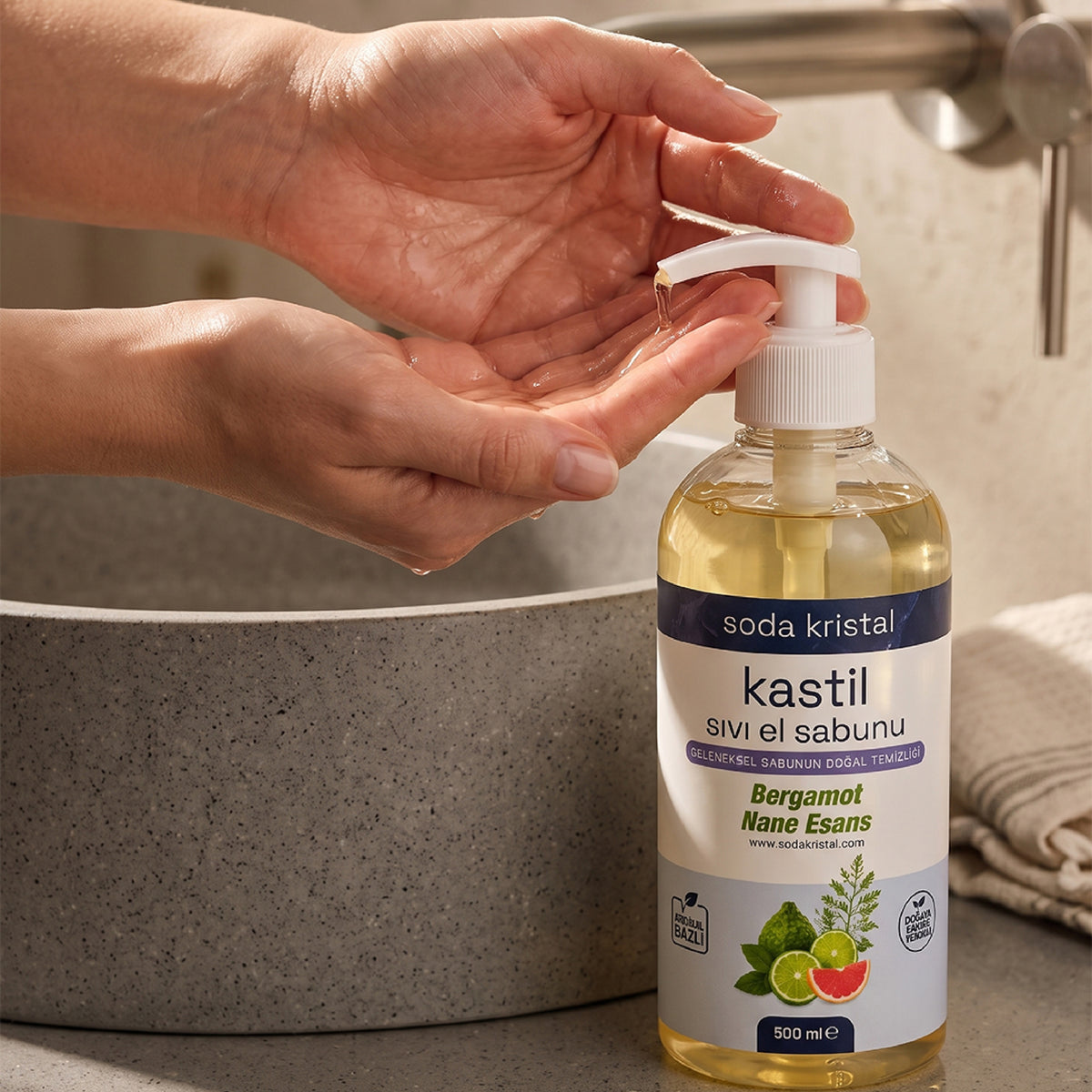 Kastil Sıvı El Sabunu pompasından ele sabun alınıyor