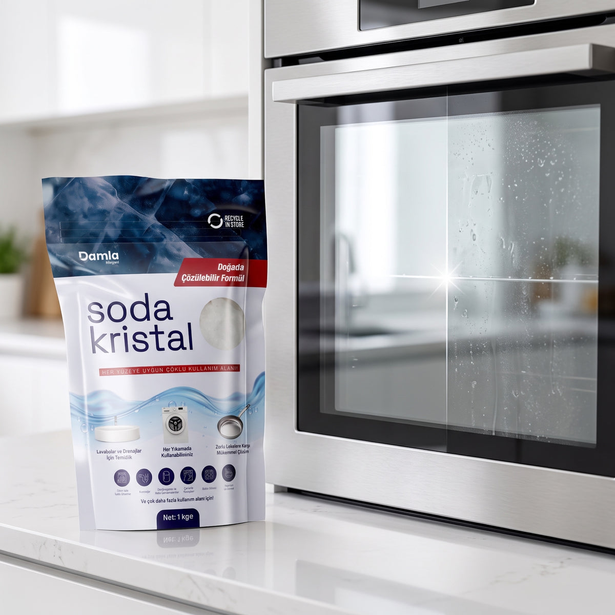 Soda Kristal 1 kg paketi mutfak tezgahında, fırının yanında