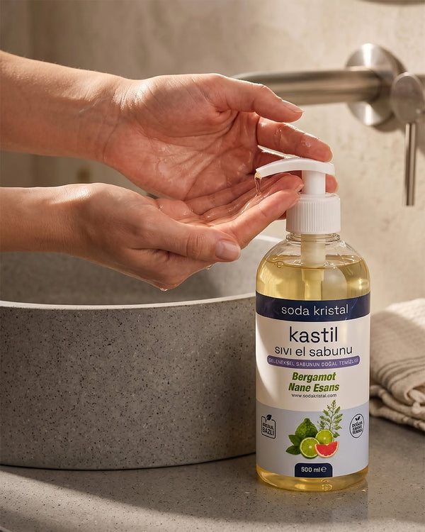 Kastil Sıvı El Sabunu pompasından ele sabun alınıyor