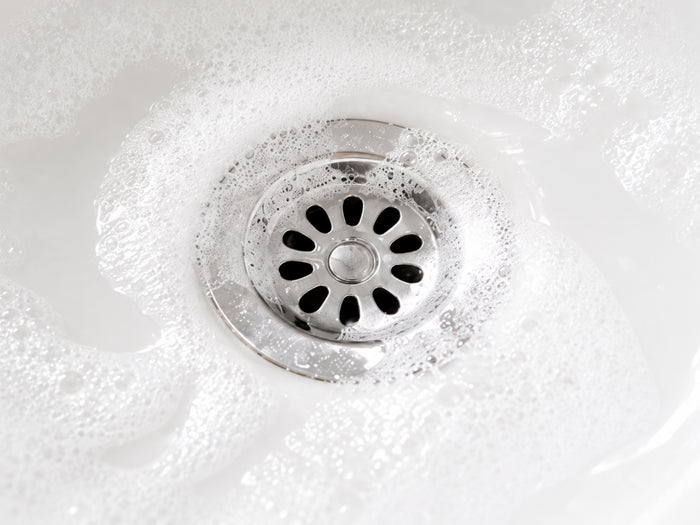 Köpüklü suyun aktığı lavabo gideri
